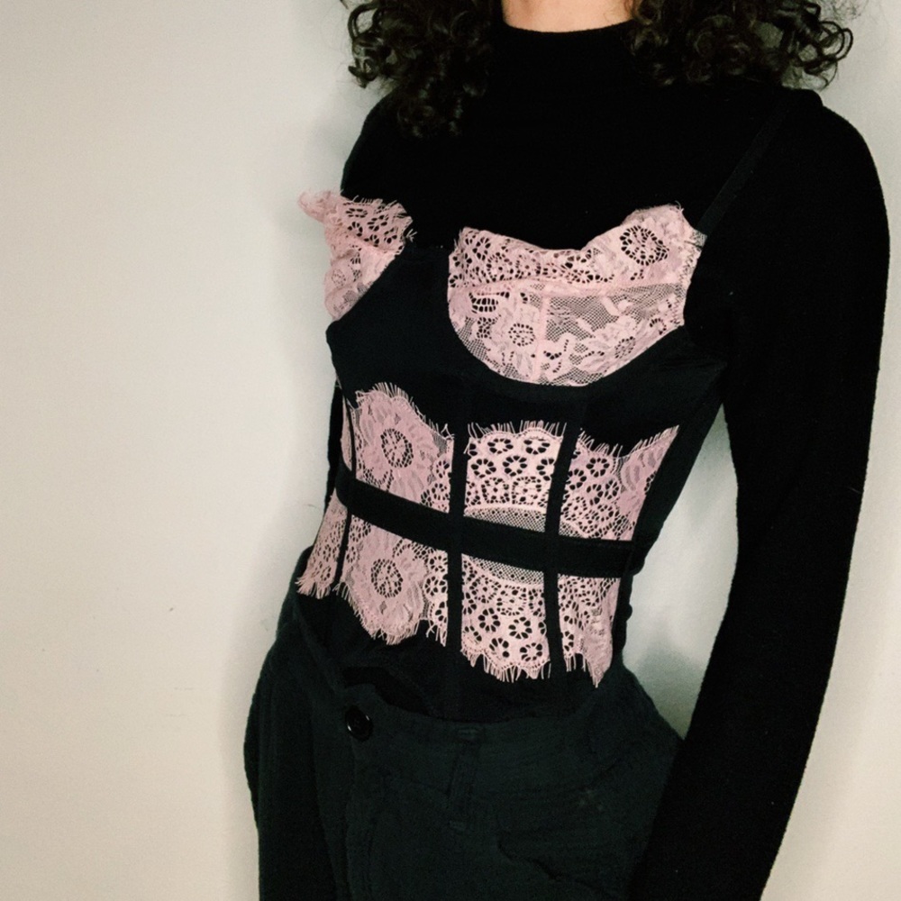 Black and pink fantasy bustier corset top🤍